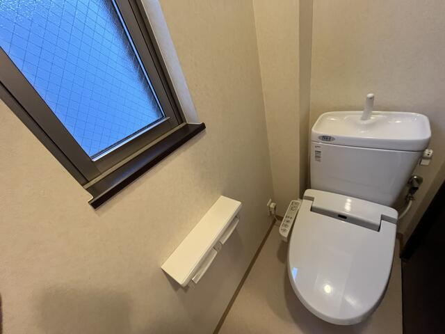窓付きのトイレ