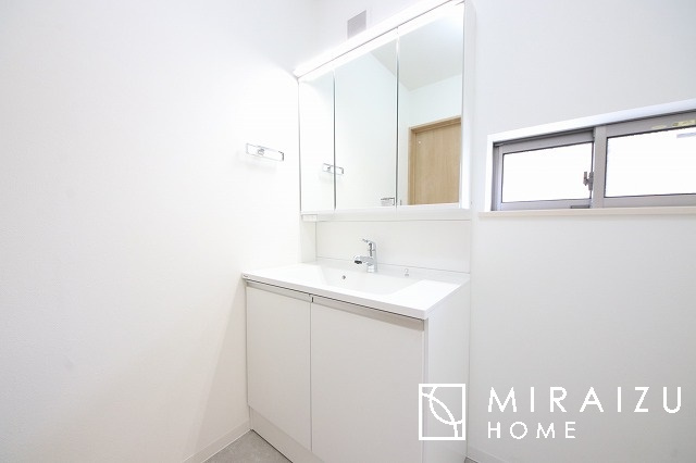 【独立洗面台】 | 洗面台です。収納棚もとても充実しております。コスメが大好きな奥様も、女子力高いご主人様もきっとご満足いただける収納力です。