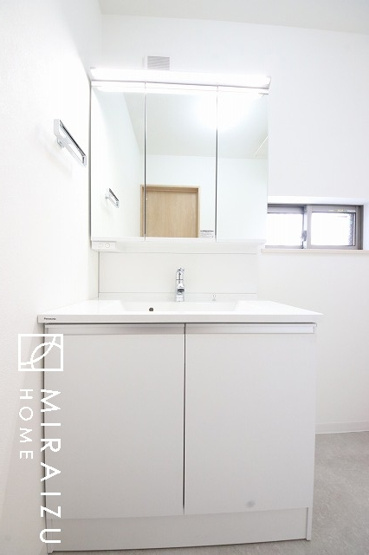 【洗面所】 | 洗濯機置き場と脱衣スペースもしっかりと確保されている洗面室、洗面コーナーは、窓から陽も差し明るく開放的な造りです。家事導線も良いので洗濯物やお湯はりもストレスフリーに毎日家事を楽しめそうです。
