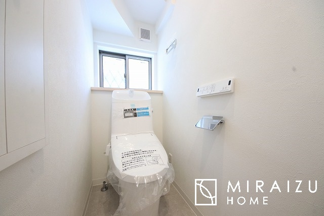 【トイレ】 | 空気の換気と光の明るさに配慮した清潔感のあるトイレ、ご自分の好きなアロマや芳香剤を置いて落ち着く空間を演出、一人になれる空間ですから、リラックスしたいですね。