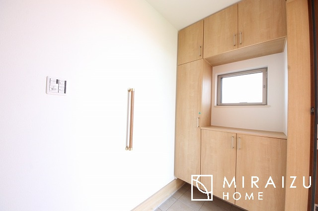 【玄関】 | いってきます♪ただいま♪明るい声が聞こえてきそうな玄関。ナチュラルなカラーがとても清潔感のある造りです♪
