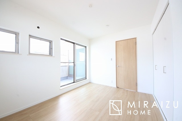 【洋室】 | 居心地の良さそうなリラックスできる空間。独立性のある建物ですので、ご自分の時間を大切にしたご家族様にぴったりです！
