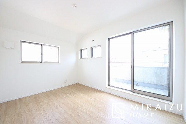 【寝室】 | 広さのある洋室は、ご夫婦様の寝室にぴったりですね。ご主人様の趣味のものや書斎などにも使用できるくらいの広さが嬉しいです。収納もばっちり完備してますのでお荷物が多いご家族様も安心してお暮しいただけます！