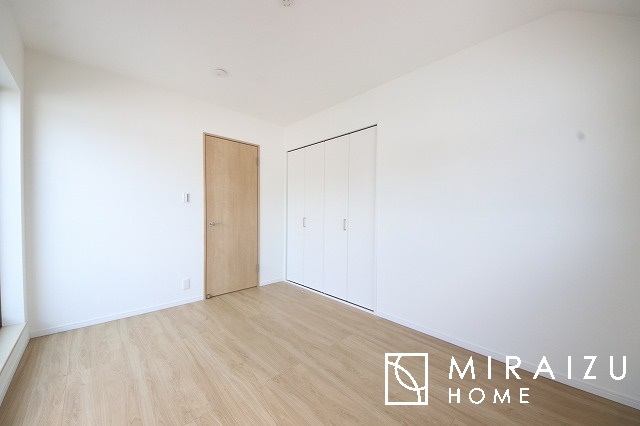 【収納】 | 収納力も自慢です。お洋服がお好きなお客様も多いですよね、衣替えをしなくてもお洋服をしまっておけそうなくらいの広さですね！
