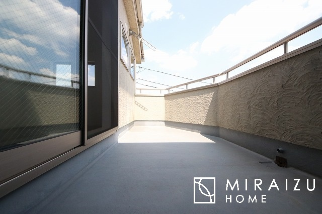 【バルコニー】 | 小鳥の鳴き声で目覚める朝、爽やかな風が入ります。太陽の陽射しでお洗濯物がカラッと乾き、気持ちの良い洋服とお布団で快適に過ごせます。