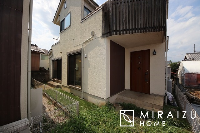 【外観】 | 青く澄み渡った綺麗な空と、陽の光をたっぷりと受ける、そんな住宅で新生活をスタートしてみませんか？見学・ご相談等、ミライズホーム(株)までお気軽にご連絡下さい。