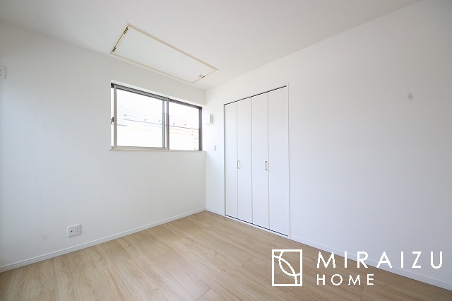 【洋室】 | 心も体も癒されるゆったりと落ち着いた洋室。窓が多いつくりになっています。窓が多いと明るい空間を保ち、室内へ気持ちの良い風も取り込んでくれます。