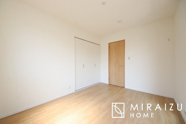 【寝室】 | 収納あり、自然な採光ありの洋室。家族みんなが気持ち良く目覚められる、過ごしやすい主寝室などにもお勧め。もちろん、ペットもご一緒に。