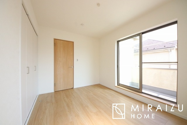 【子供部屋】 | 床のフローリングもオシャレな洋室が嬉しいです。独立性のある住宅ですので、各居室それぞれ、テイストの違うお部屋インテリア造りをしても面白いかもしれませんね！