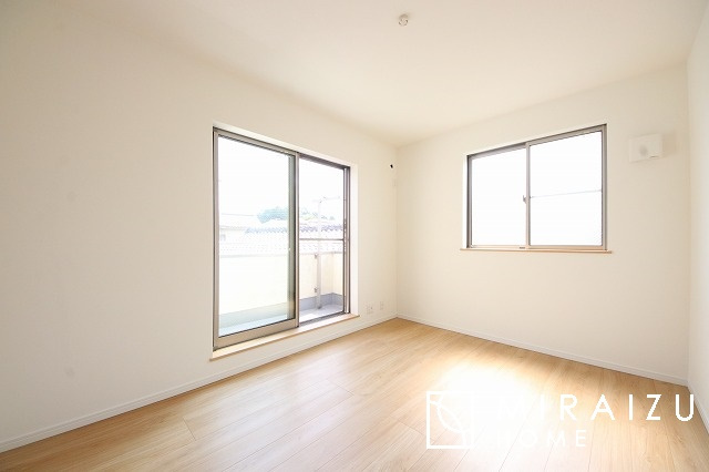 【洋室】 | 小鳥の鳴き声で目覚める朝、爽やかな風が入ります。太陽の陽射しでお洗濯物がカラッと乾き、気持ちの良い洋服とお布団で快適に過ごせます。