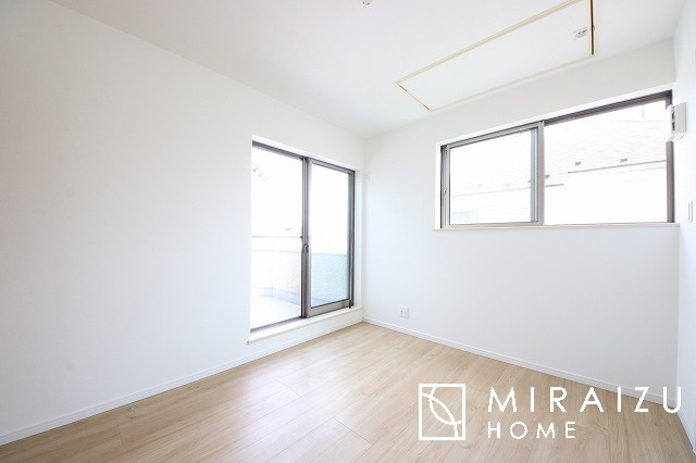 【収納】 | 収納あり、自然な採光ありの洋室。家族みんなが気持ち良く目覚められる、過ごしやすい主寝室などにもお勧め。もちろん、ペットもご一緒に。