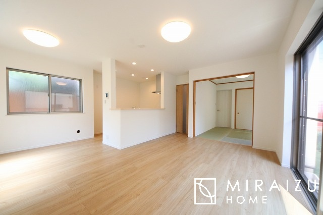 【居間・リビング】 | 陽当たりが心地の良いリビング空間です。日中はカーテンを開けて自然な光を取り込みリラックスして過ごしたいですね、照明器具もセンスの良いものを使いたいですね。
