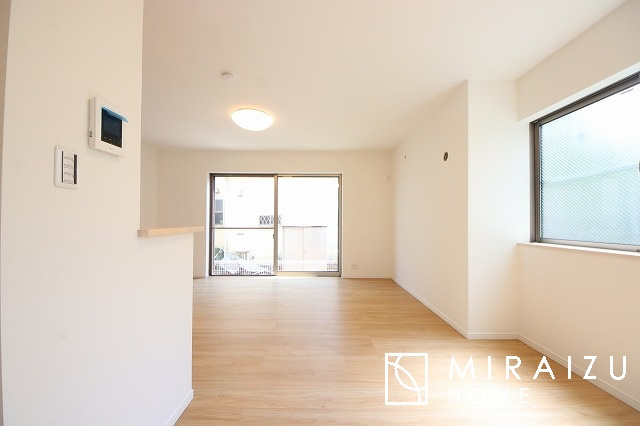 【居間・リビング】 | 大きな窓が特徴のリビングでは、太陽光も沢山取り込むことが出来てお家の中にいても日光浴が可能ですね、開放的な空間です。インテリア選びも楽しそう、ご家族様で相談しながらインテリア配置も楽しみたいです