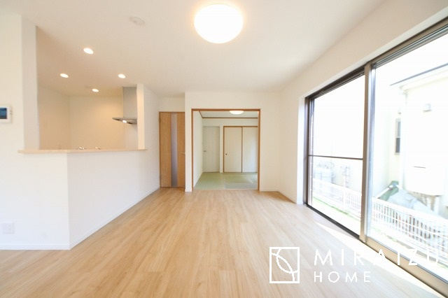 【居間・リビング】 | 明るい光が取り入れられる空間設計のリビングです。インテリア配置もしやすい間取りです。壁や床の色と合わせて落ち着いたインテリアも選びたいですね♪グリーンを飾っても素敵だと思います。
