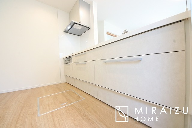 【キッチン】 | スッキリとした形が上品な広々ワイドキッチンです。窓もあり明るい空間の中で毎日お料理することが可能です。収納スペースも広いのが嬉しいですね。