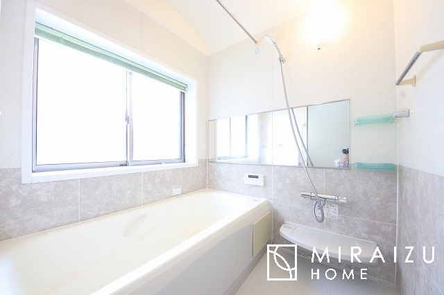 【浴室】 | 清潔感のある広い浴室が自慢です。疲れた日にはお湯をためてリラックスタイムを楽しみたいですね、今はスマホも防水の時代です、半身浴をしながら動画視聴、漫画視聴、楽しく過ごしたいですね^^