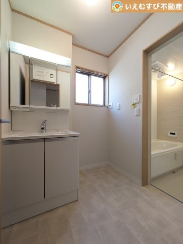 加須市東栄2丁目　中古戸建の独立洗面台|3面ミラーの後ろは収納スペースを完備
生活感のあるものは隠して、スッキリシンプルな洗面台に！清潔感のある空間♪