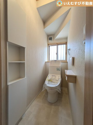 加須市東栄2丁目　中古戸建のトイレ|シンプルで清潔感のあるトイレ
窓付きで明るく、お掃除しやすいシンプルな空間♪