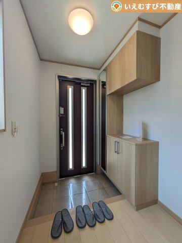 加須市東栄2丁目　中古戸建の玄関|玄関がいつも片づく大容量シューズボックス
充実の収納設備で玄関がすっきり綺麗に過ごせると快適ですよね♪