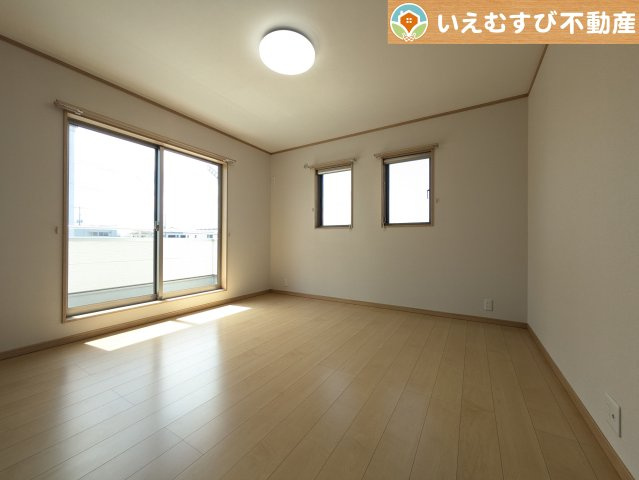 加須市東栄2丁目　中古戸建の洋室|ナチュラルな色合いでシンプルな内装
シンプルな内装のお家なので飽きが来ずコーディネートも楽しそうですね♪