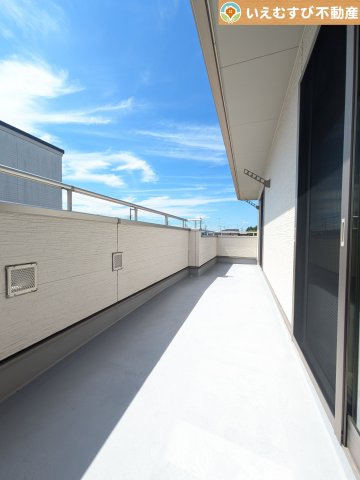 加須市東栄2丁目　中古戸建のバルコニー|南バルコニーで毎日のお洗濯もラクラク快適
しっかり太陽の光が降り注ぐ南向きなのでお洗濯物が乾きやすい♪
