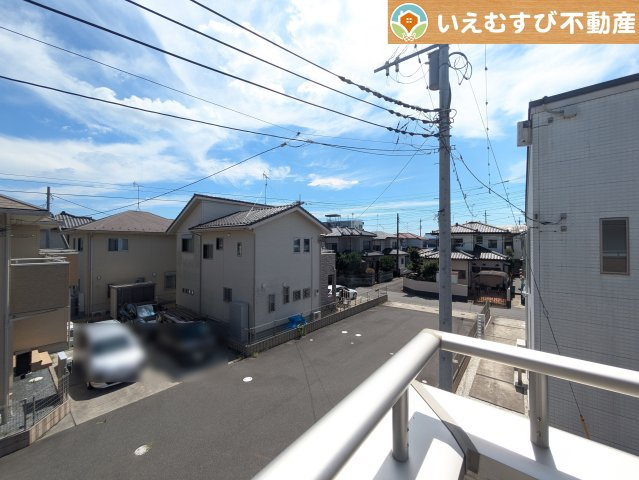 加須市東栄2丁目　中古戸建の展望|高い建物が無く開放感のある展望
バルコニーからの展望も開けていて閑静な住宅地が望めます。日当りも良いですね♪