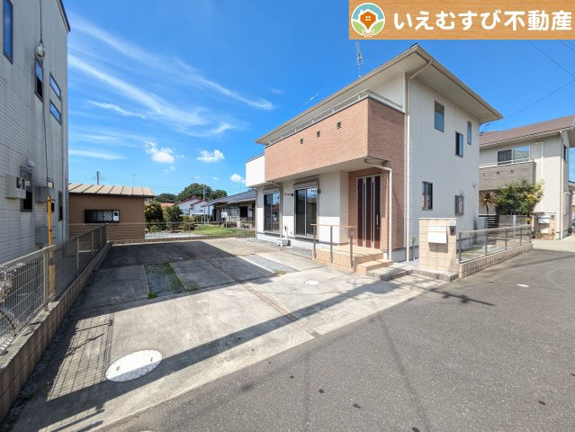 加須市東栄2丁目　中古戸建の駐車場|4台駐車可能なゆとりのカースペース
複数台車をお持ちでも、お友達が遊びに来てもゆとりの駐車スペース！