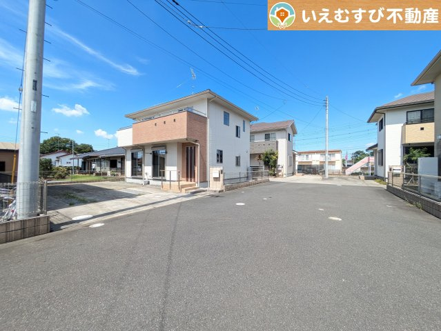 加須市東栄2丁目　中古戸建の前面道路含む現地写真|充分な広さの4.3ｍ前面道路
間口が広くお車の出し入れも問題なく行えるスペースが確保されています♪
