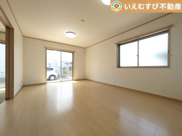 加須市東栄2丁目　中古戸建の居間・リビング|自然光で満たされる明るく開放感溢れるリビング
たっぷりの採光で明るい空間。家族みんなでくつろげます♪