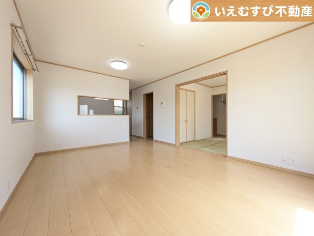 加須市東栄2丁目　中古戸建の居間・リビング|開放感と家族との距離感にこだわったＬＤＫ
採光たっぷりのリビングで休日には家族みんなでくつろげそうですね♪