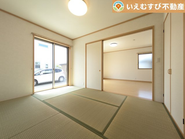 加須市東栄2丁目　中古戸建の和室|6畳の和室は小さなお子様のお世話に大活躍
和室がLDK横なのでちょっとした休憩等くつろぎスペースに活躍しそうですね♪