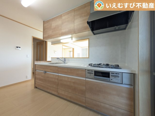 加須市東栄2丁目　中古戸建のキッチン|機能性収納性に溢れるキッチン。
収納もたっぷり付いていてすっきり片付く！毎日楽しくお料理が出来そうです！