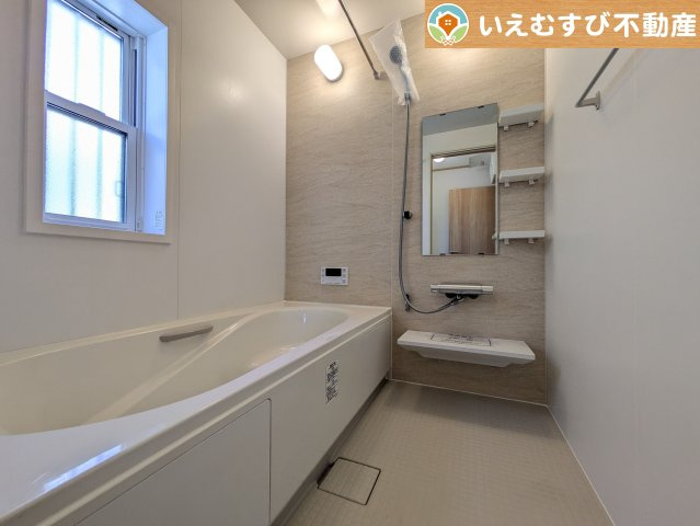 加須市東栄2丁目　中古戸建の浴室|ナチュラルな色合いで落ち着いた空間
優しい色合いでくつろぎの浴室。ゆっくり過ごしながら疲れを取りましょう♪