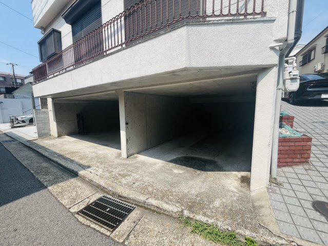 離宮前町1丁目貸家の駐車場