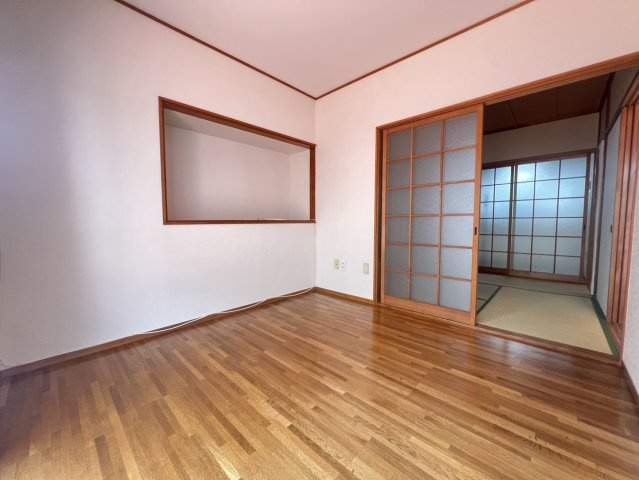 離宮前町1丁目貸家の居間・リビング