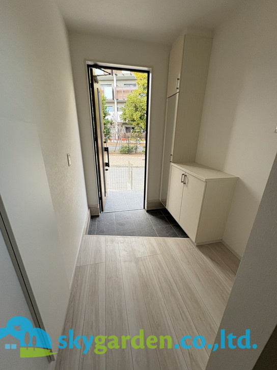 茅ヶ崎市南湖4期　新築戸建　全2棟1号棟の玄関|落ち着いた玄関です