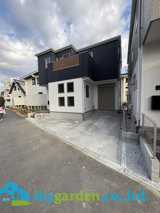 茅ヶ崎市南湖4期　新築戸建　全2棟1号棟の前面道路含む現地写真