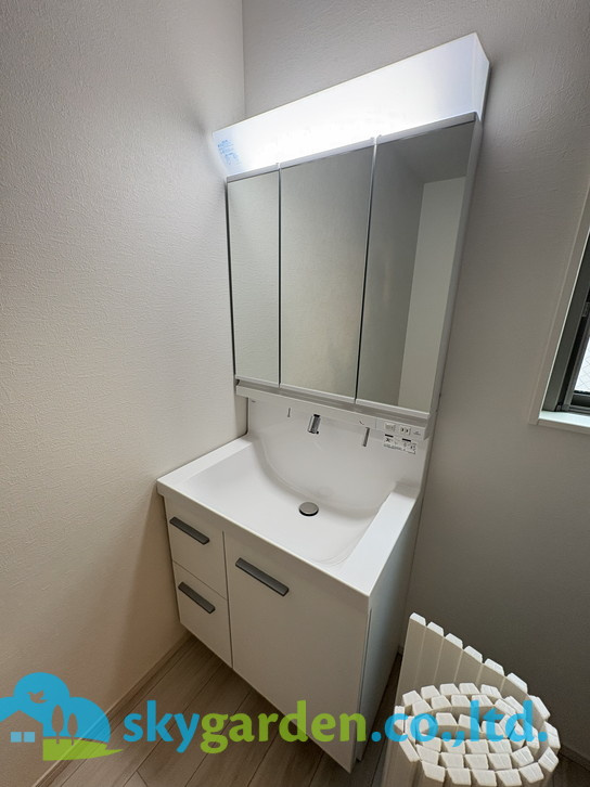 茅ヶ崎市南湖4期　新築戸建　全2棟1号棟の独立洗面台|独立洗面台、小物を置くことができて便利です