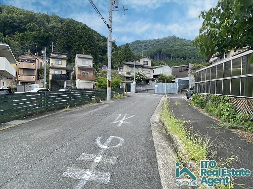 西賀茂上庄田町　中古戸建の前面道路含む現地写真