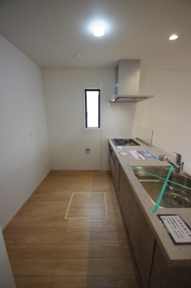 【キッチン】 | 【仲介手数料無料！！】府中市北山町2丁目　新築戸建て（全1棟）1号棟　6299万円 | 人造大理石トップ