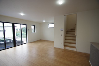 【居間・リビング】 | 【仲介手数料無料！！】府中市北山町2丁目　新築戸建て（全1棟）1号棟　6299万円 | リビング階段