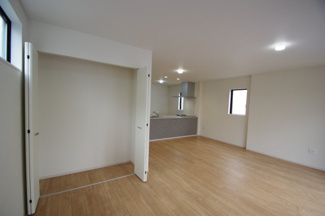 【居間・リビング】 | 【仲介手数料無料！！】府中市北山町2丁目　新築戸建て（全1棟）1号棟　6299万円