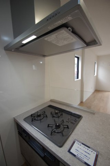 【キッチン】 | 【仲介手数料無料！！】府中市北山町2丁目　新築戸建て（全1棟）1号棟　6299万円 | フラット型レンジフード