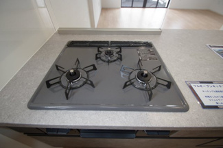 【キッチン】 | 【仲介手数料無料！！】府中市北山町2丁目　新築戸建て（全1棟）1号棟　6299万円 | 3口コンロ