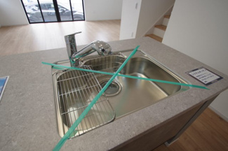 【キッチン】 | 【仲介手数料無料！！】府中市北山町2丁目　新築戸建て（全1棟）1号棟　6299万円 | 浄水器付き水栓