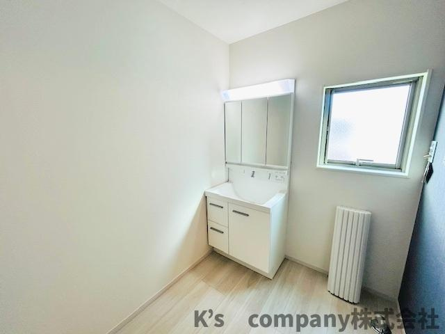 ◎茅ヶ崎市南湖5丁目　新築戸建　1号棟◎の独立洗面台|三面鏡の内側には小物収納が充実しています◇