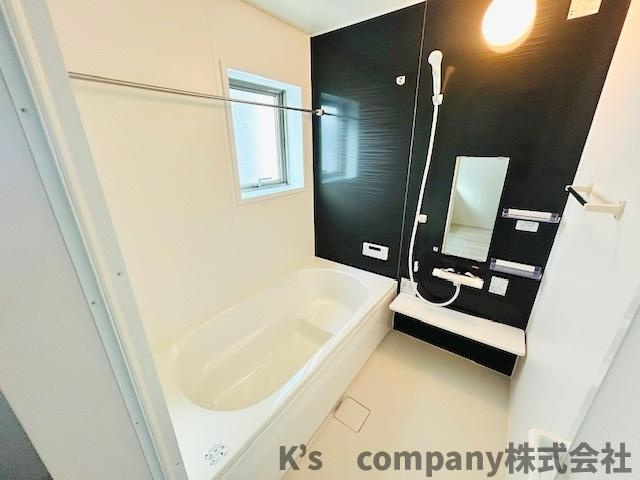 ◎茅ヶ崎市南湖5丁目　新築戸建　1号棟◎の浴室|アクセントパネルが引き締まった印象のおしゃれな浴室スペース◇