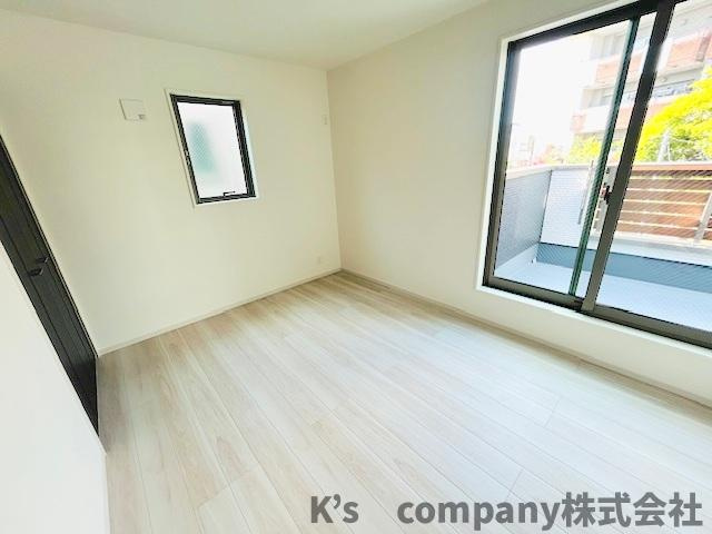 ◎茅ヶ崎市南湖5丁目　新築戸建　1号棟◎の洋室|バルコニーに出入りができる洋室スペース◇