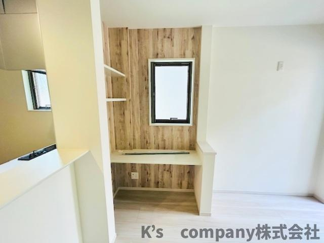 ◎茅ヶ崎市南湖5丁目　新築戸建　1号棟◎の玄関|リビングには、お子さまが宿題をしたり、リモートワークをするスペースなどに使えるフリーデスク付き☆