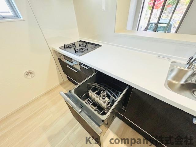 ◎茅ヶ崎市南湖5丁目　新築戸建　1号棟◎のキッチン|食器洗い乾燥機付きで家事の時短に役立ちます☆